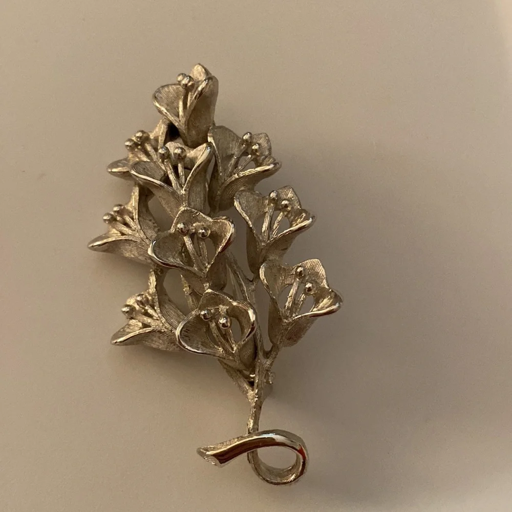 9 Vintage Floral Flower Themed Pins Brooches incl Sarah Coventry Avon Monet - Picture 10 of 16